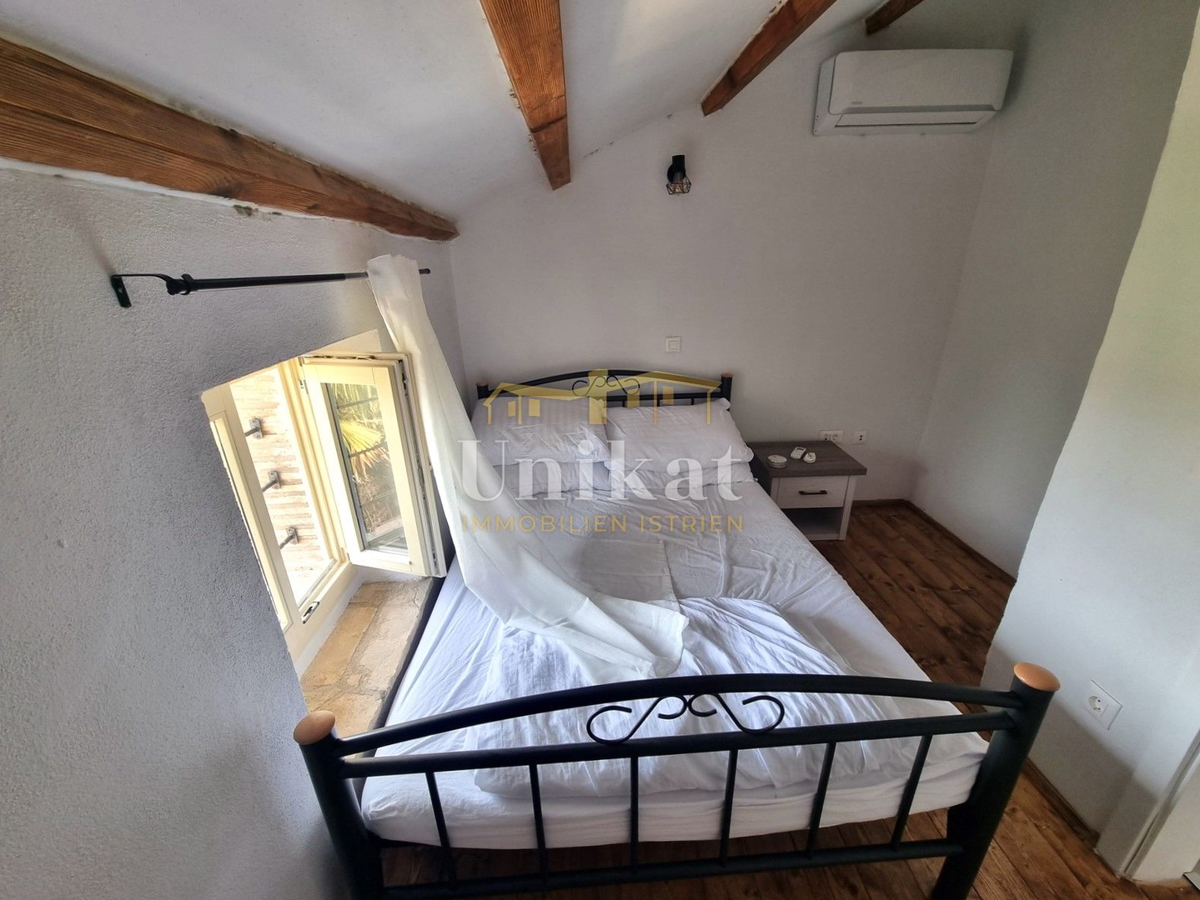 Renovirana kamnita hiša s bazenom 3 km od morja